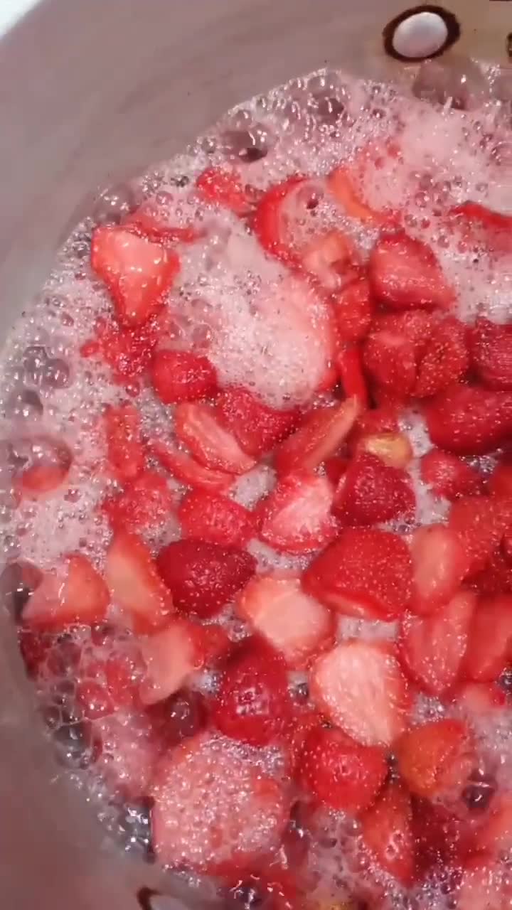 صورة لخطوة 2 من وصفة مربى الفراولة 🍓