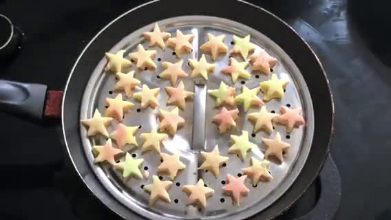 Foto langkah ke 5 dari resep Kukis Pelangi Teflon 3 Bahan.