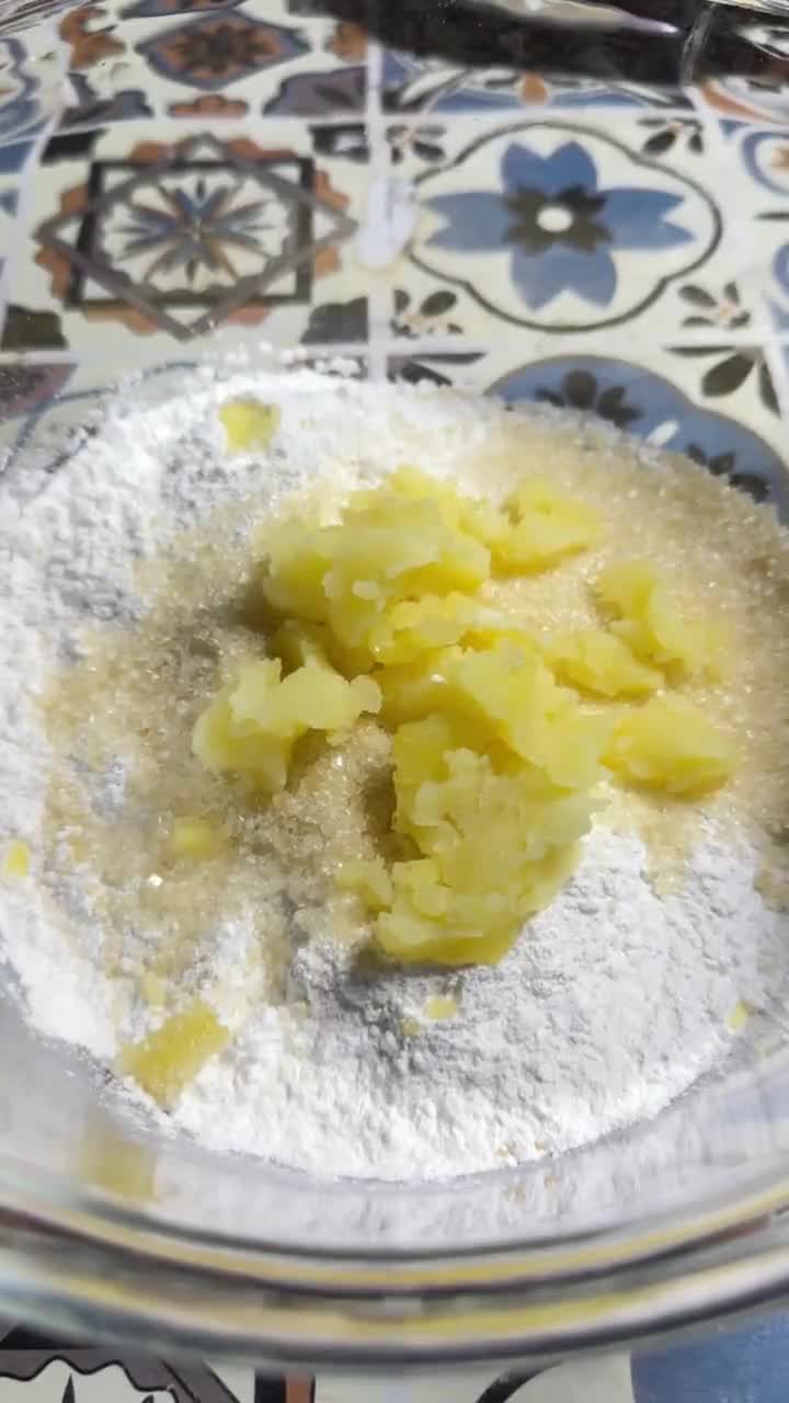 Foto langkah ke 5 dari resep Onde-Onde Manis Telur Asin Buah Naga.