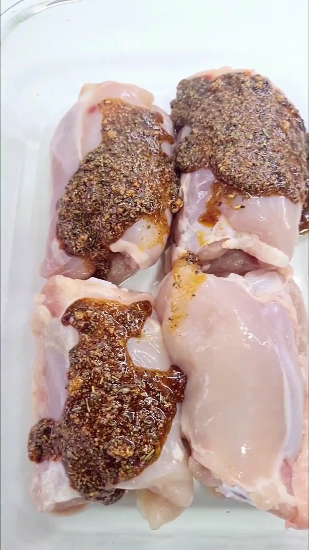 Foto del paso 2 de la receta: Contramuslos de pollo horneados con especias