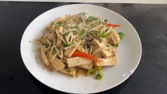 A picture of step 1 of Stir-fried Bean Sprouts With Tofu.