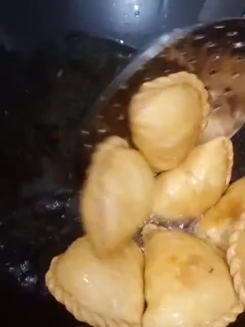 Gambar langkah 7 resipi Karipap Rangup.