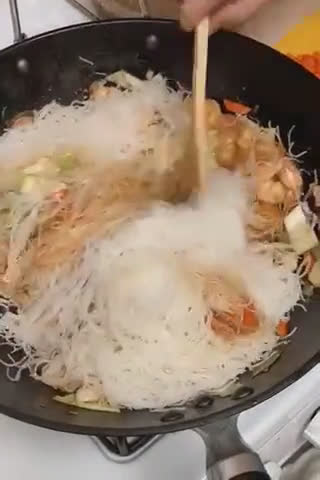 A picture of step 7 of Shrimp Fried Vermicelli/Bihun Goreng Udang.