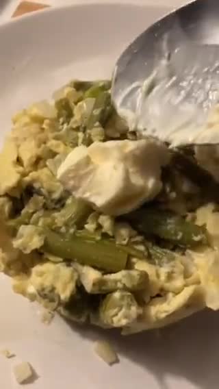 Foto del paso 11 de la receta: Revuelto de espárragos trigueros y cebollita tierna, al vino blanco