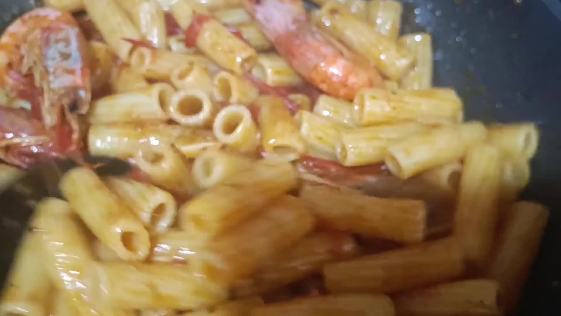 Foto del paso 6 de la receta: Pasta elicoidal en salsa de pomodoro y gambas
