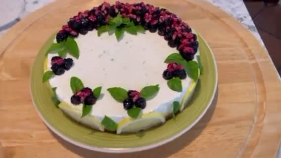 Foto del passaggio 12 della ricetta Cheesecake al basilico, limone e miele con yogurt, pinoli e morette di rovo