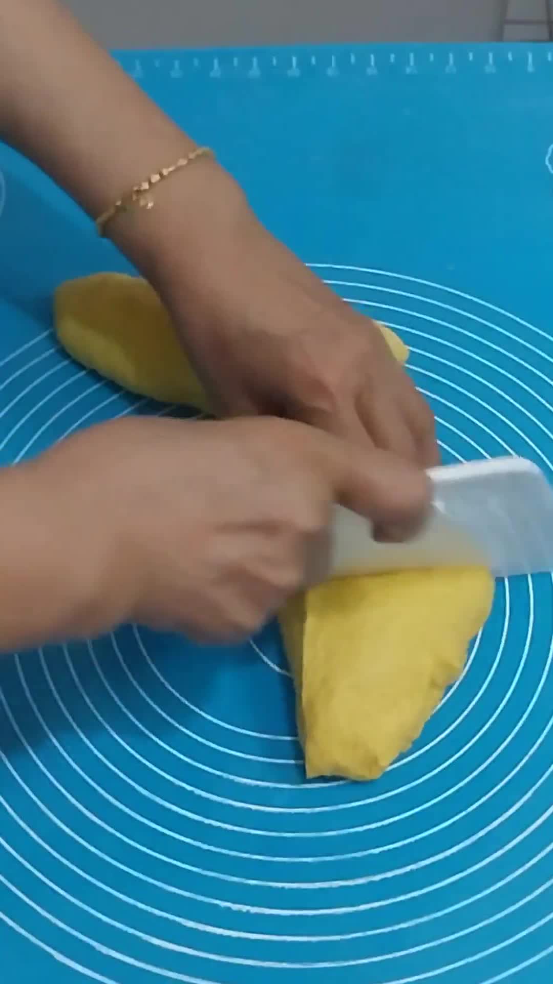 Foto langkah ke 6 dari resep Donat Labu Kuning Tanpa Telur.