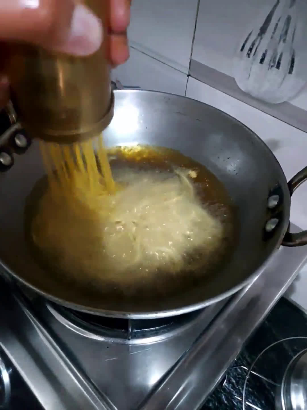 बेसन के नमकीन सेव (besan ke namkeen sev recipe in Hindi) रेसिपी चरण 2 फोटो