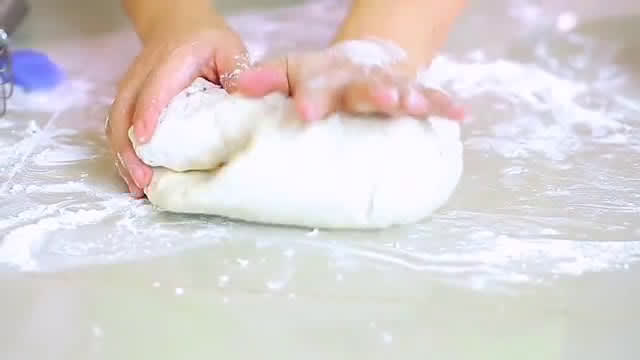 صورة لخطوة 1 من وصفة عجينة السمبوسه المنزليه 🥟🥟