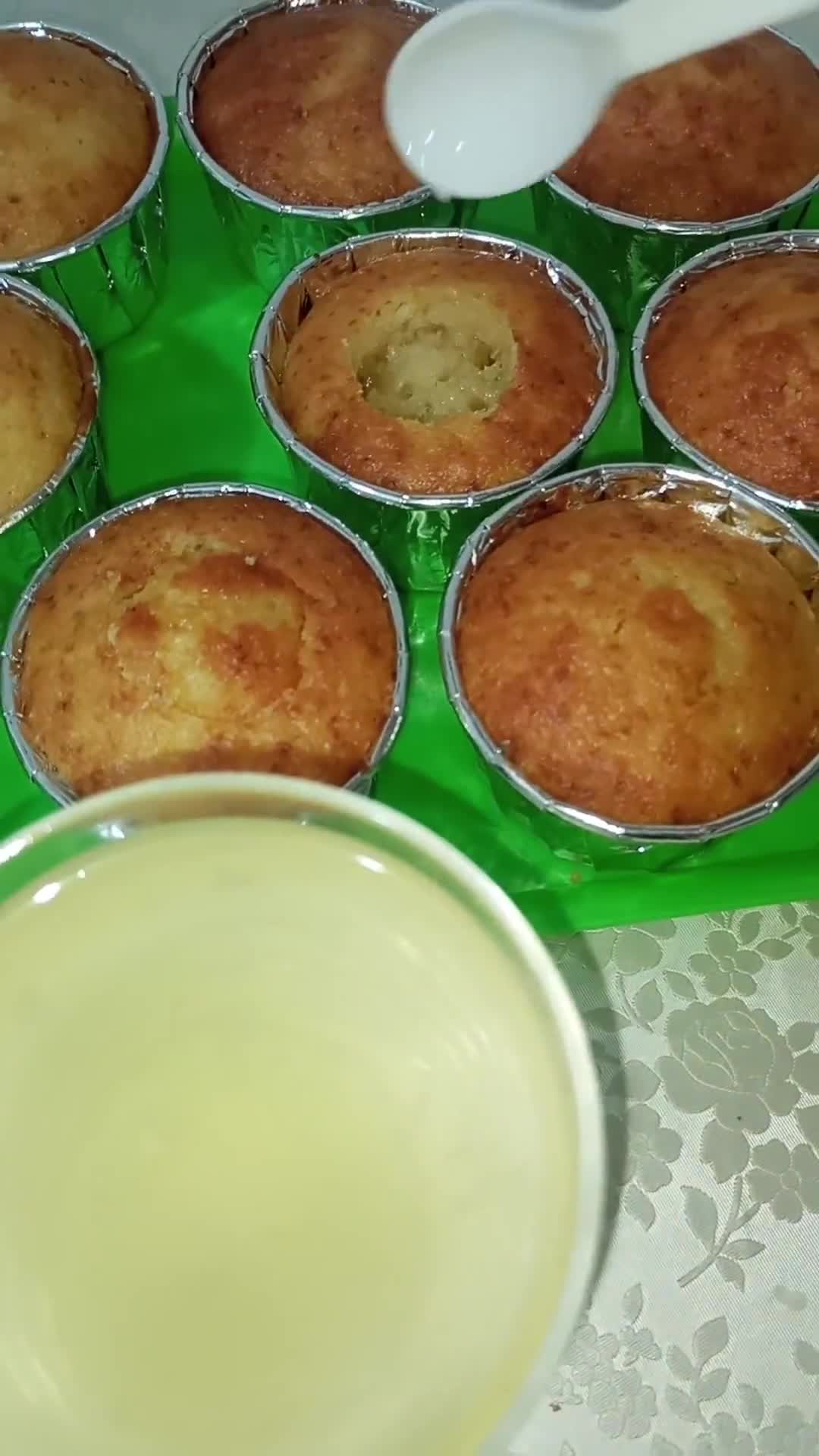 صورة لخطوة 3 من وصفة كاب كيك بذوق الفراولة 🧁🍓
