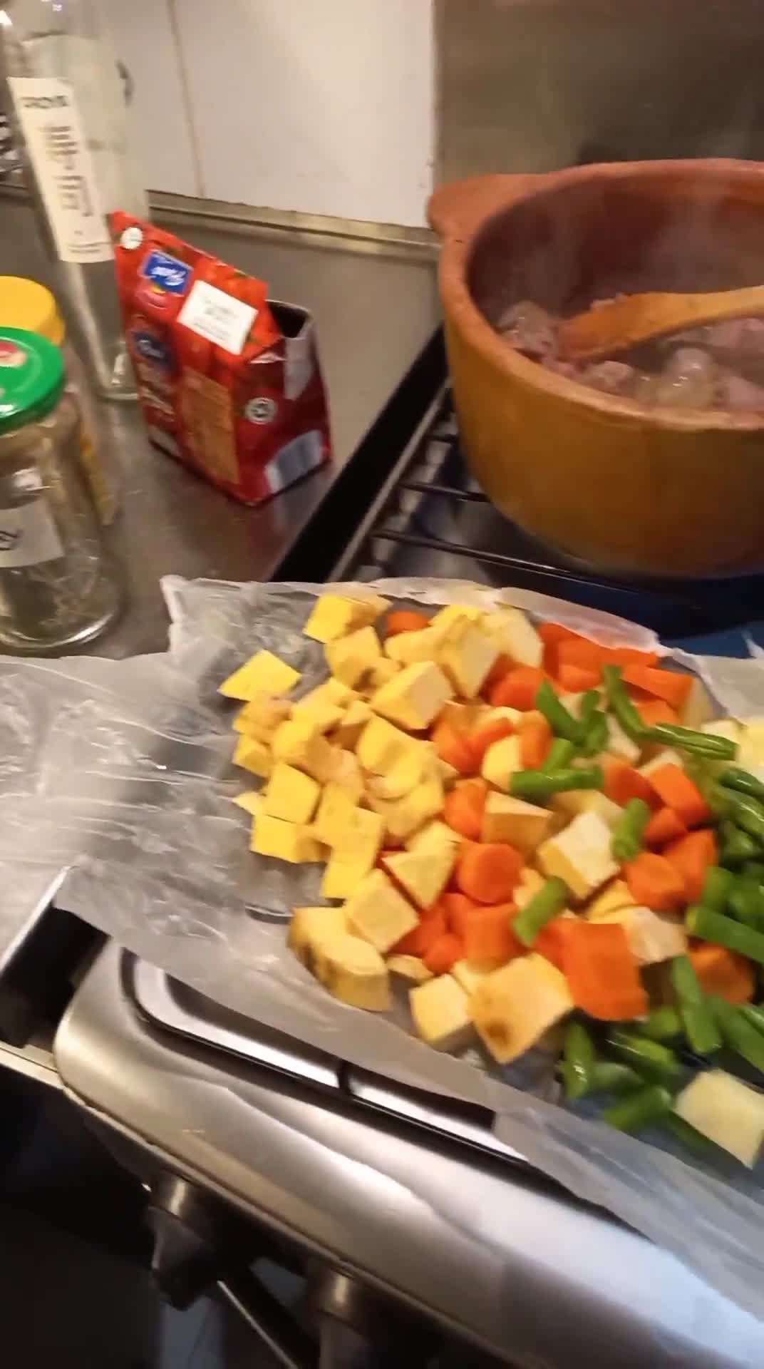 Foto del paso 2 de la receta: Guiso en Olla de barro, cocción distinta...!!! 🇦🇷🍎🥕🧅🧄