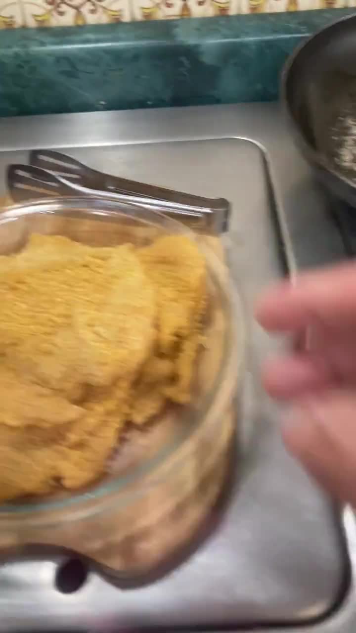 Foto del paso 2 de la receta: "Pechugas de pollo empanizadas, doradas y crujientes ¡Un plato irresistible!"