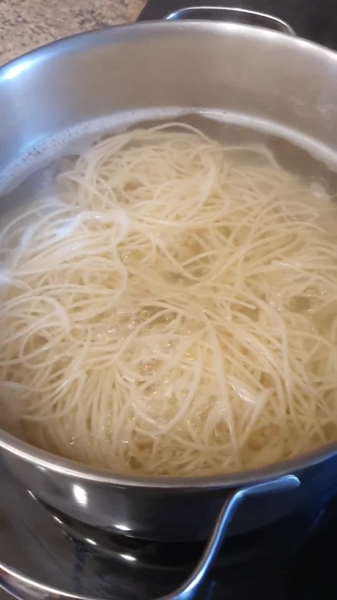 Foto del paso 2 de la receta: Fideos con panceta frita en salsa de cacahuete