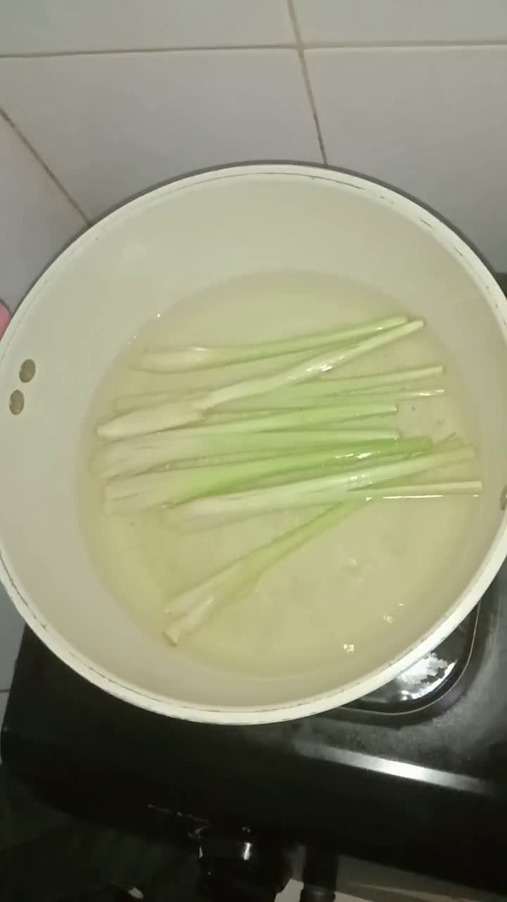 Foto langkah ke 3 dari resep Teh Lemon Sereh.