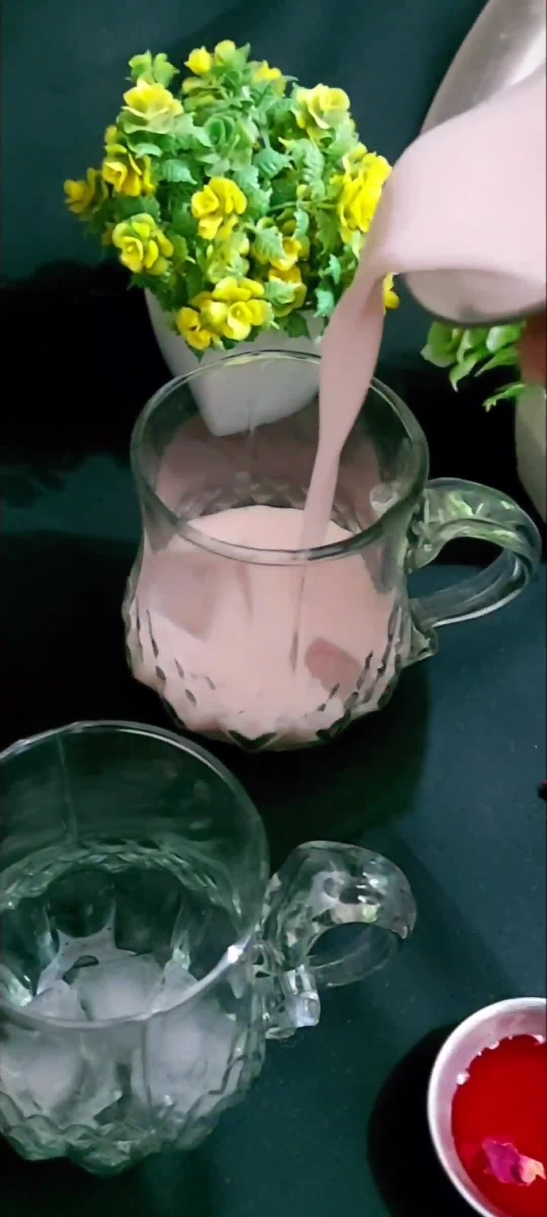 रोज़ लस्सी विद आइसक्रीम (rose lassi with ice cream recipe in Hindi) रेसिपी चरण 3 फोटो