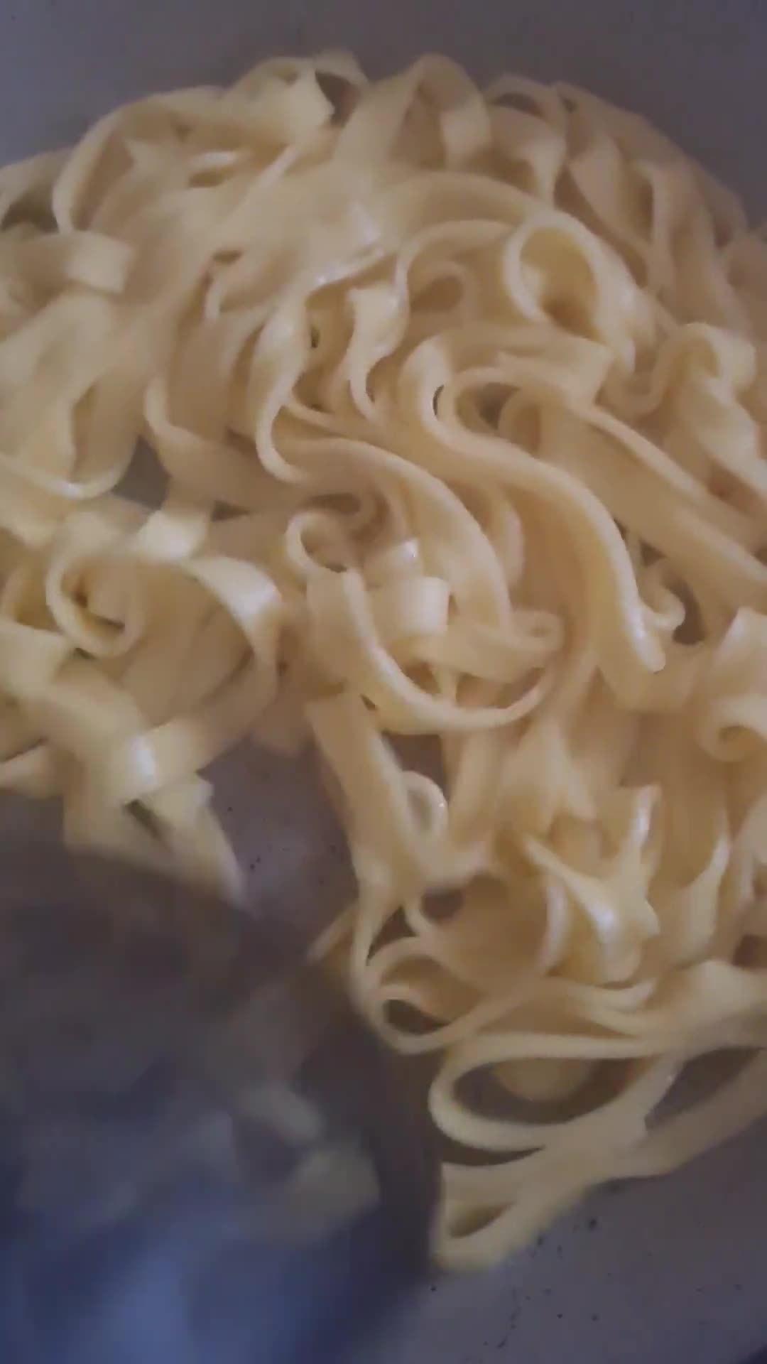 Foto del paso 3 de la receta: Fettuccine "Alfredo" de Alfredo alla Scrofa restaurant en Roma, Italia 🇮🇹 🍝