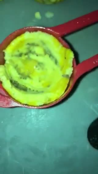 Foto del paso 3 de la receta: Canastas de plátano rellenas de atún 💚