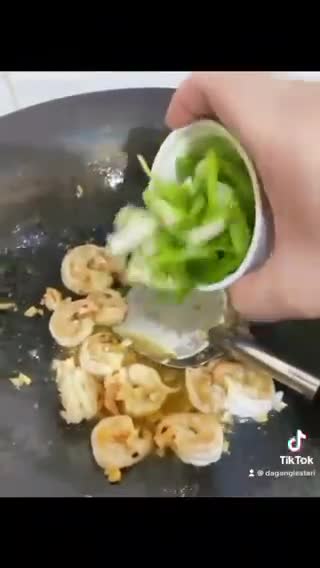 A picture of step 2 of Seaweed Prawn.