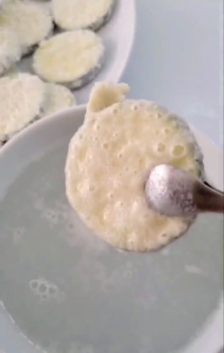 Foto del paso 3 de la receta: Chips de calabacín súper crujiente con salsa de yogur