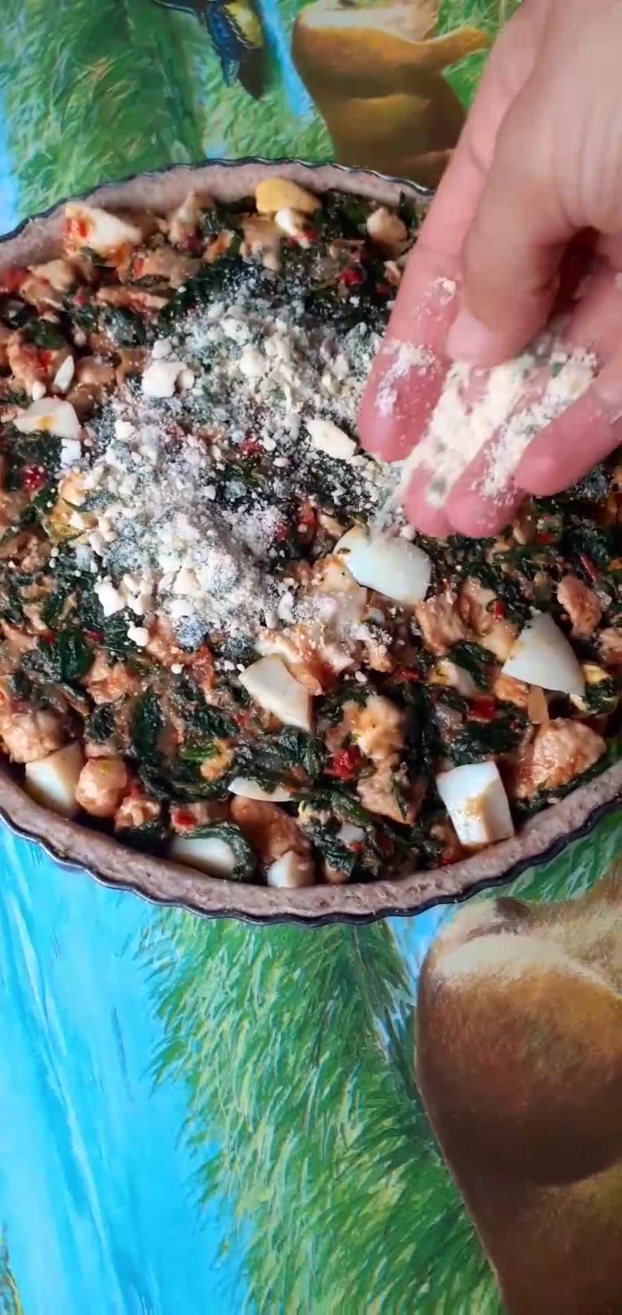 Foto del paso 5 de la receta: Tarta de pollo y espinaca con crumble de queso y perejil🍻