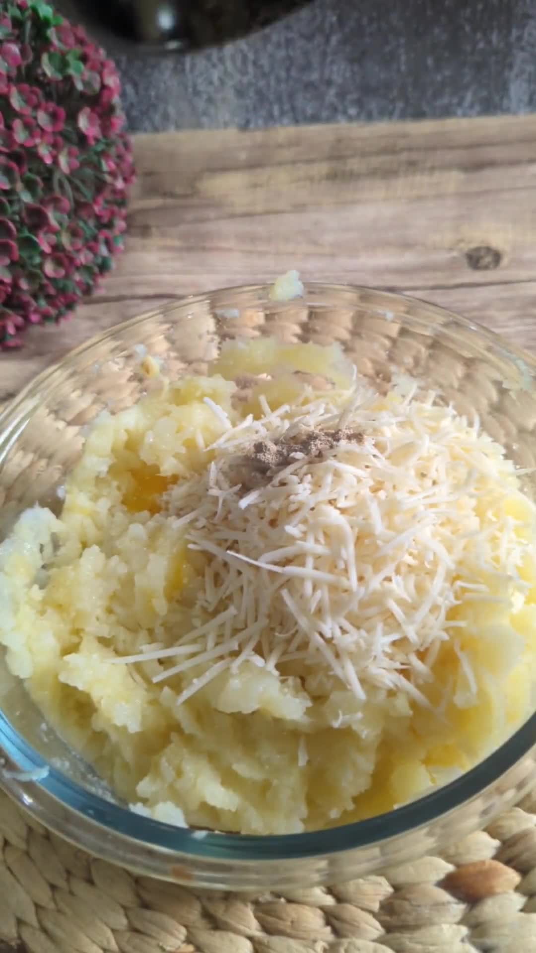 Foto langkah ke 2 dari resep Pompom Kentang Keju.