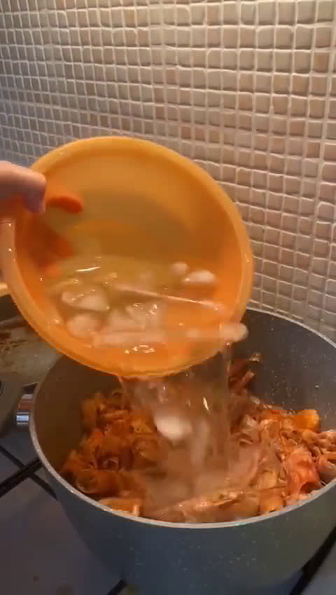 Foto del passaggio 2 della ricetta Gnocchetti di patate, gamberoni e stracciatella