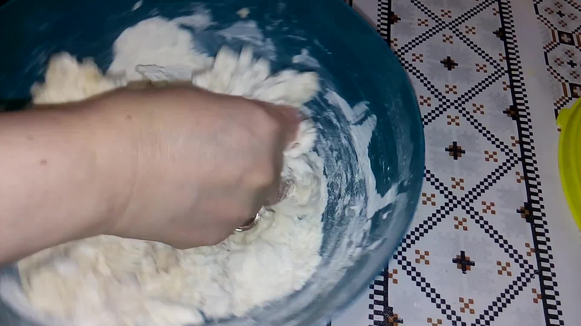 صورة لخطوة 2 من وصفة فطائر المقلاة السريعة 😋