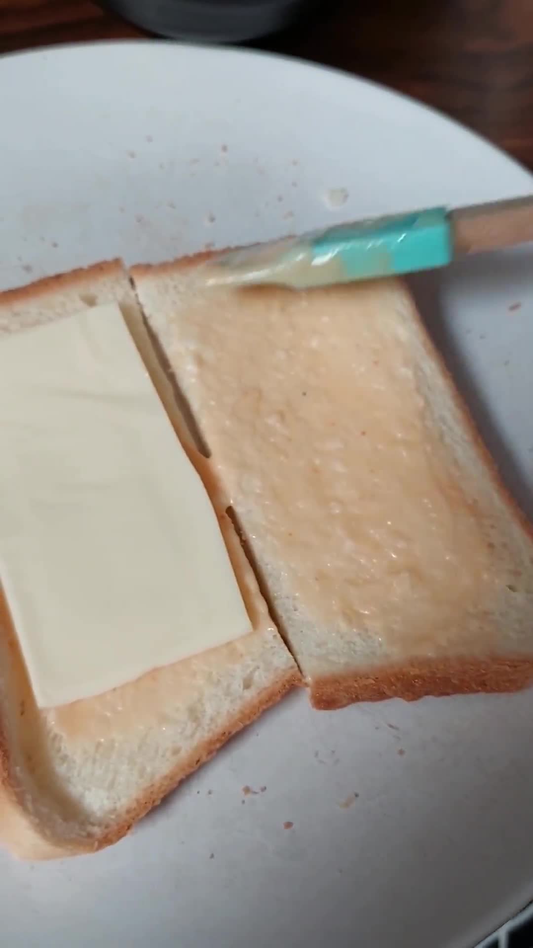 Foto langkah ke 3 dari resep Roti Abon Keju.