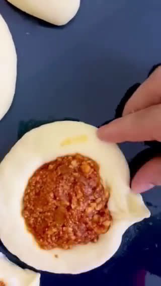صورة لخطوة 12 من وصفة معجنات سوريه اربعه اشكال واربع حشوات مختلفه بعجينة واحده