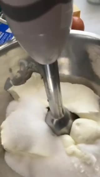 Foto del paso 3 de la receta: Tarta de queso quemada, con crumble de galletas, miel y chía