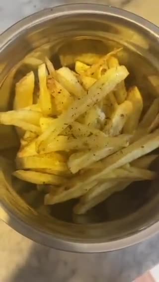 صورة لخطوة 7 من وصفة -بطاطس مقليه لذيذه ومقرمممشه 🍟😋