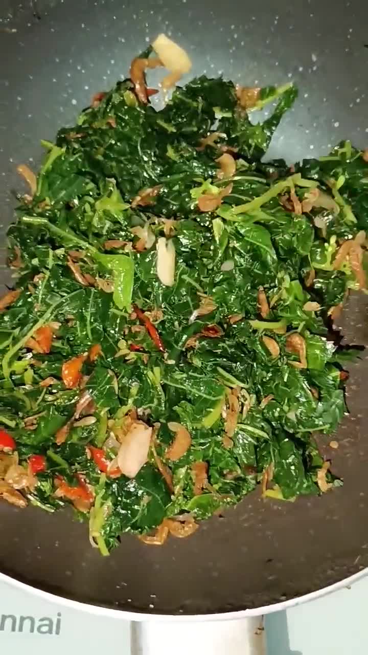 Foto langkah ke 3 dari resep Tumis daun pepaya udang rebon.