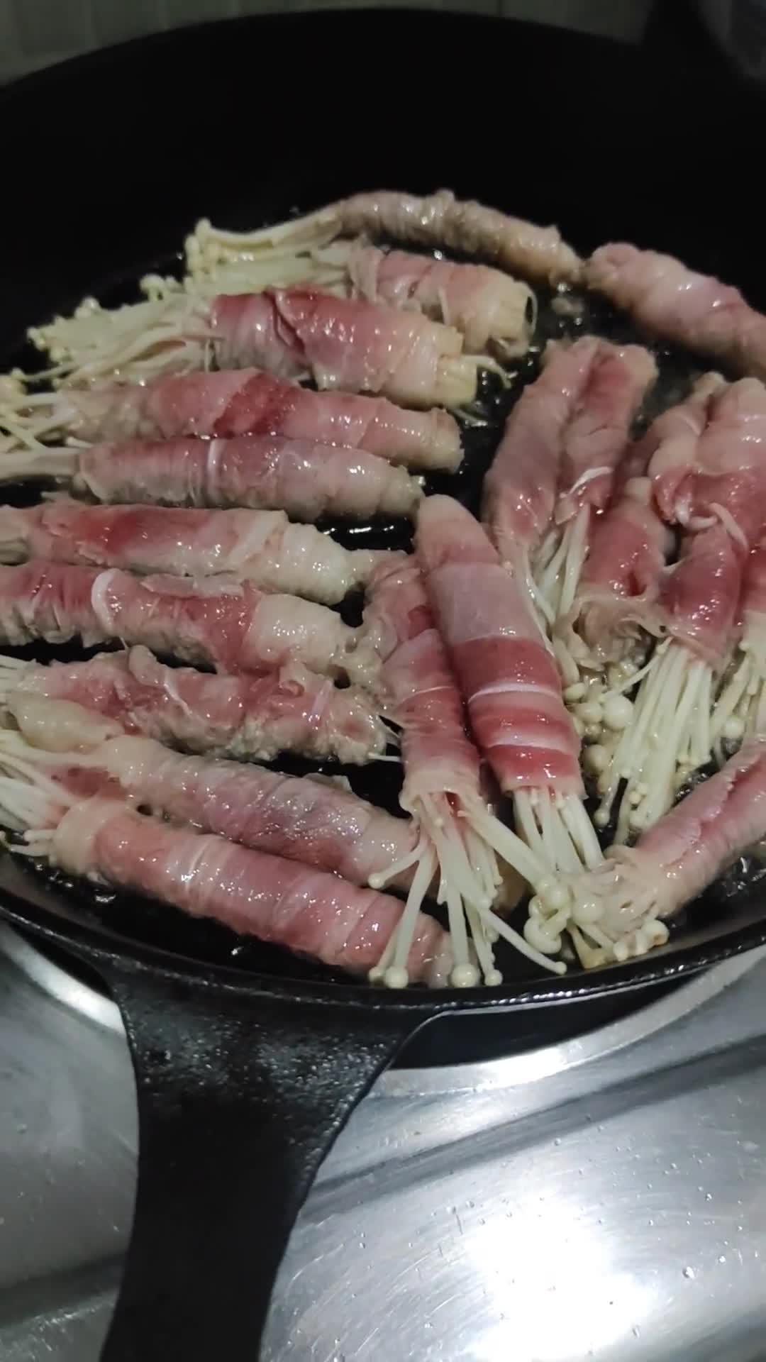 Foto langkah ke 5 dari resep Beef enoki roll.