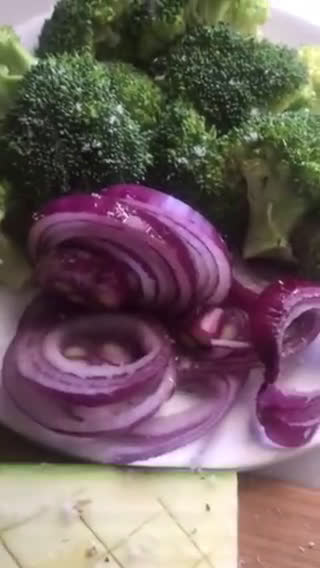 Foto del paso 2 de la receta: Brócoli 🥦, calabacín y cebolla en airFryer