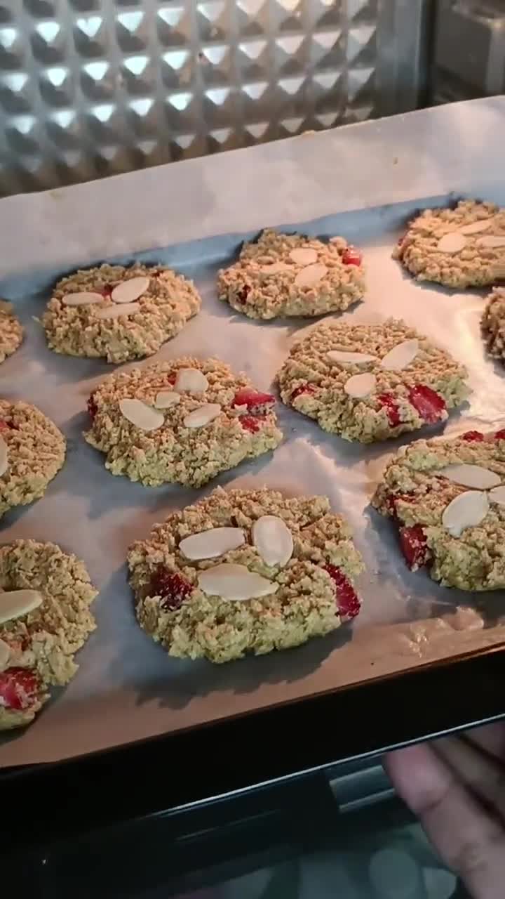 Foto langkah ke 4 dari resep Strawberry Oatmeal Cookies.