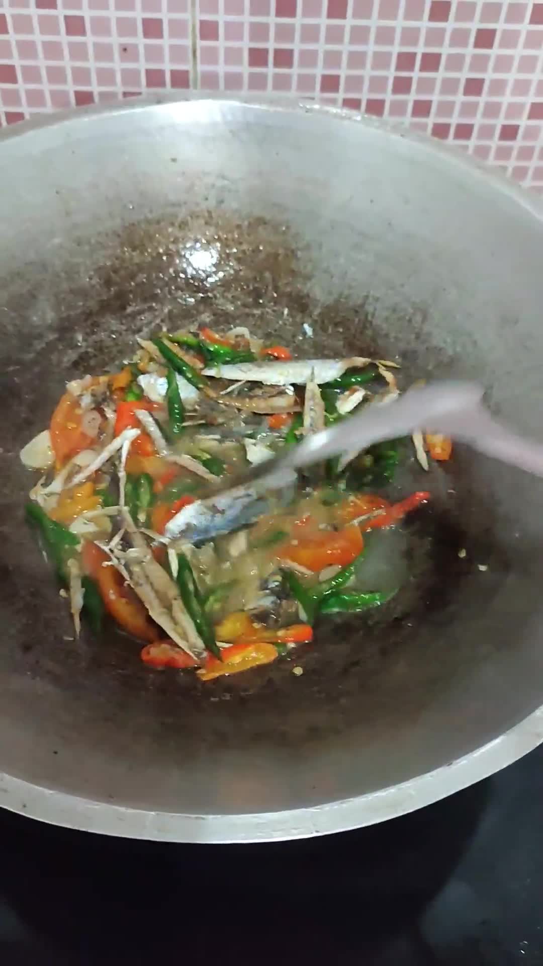 Foto langkah ke 3 dari resep Tumis Ikan Asin Rebus Dan Pete.