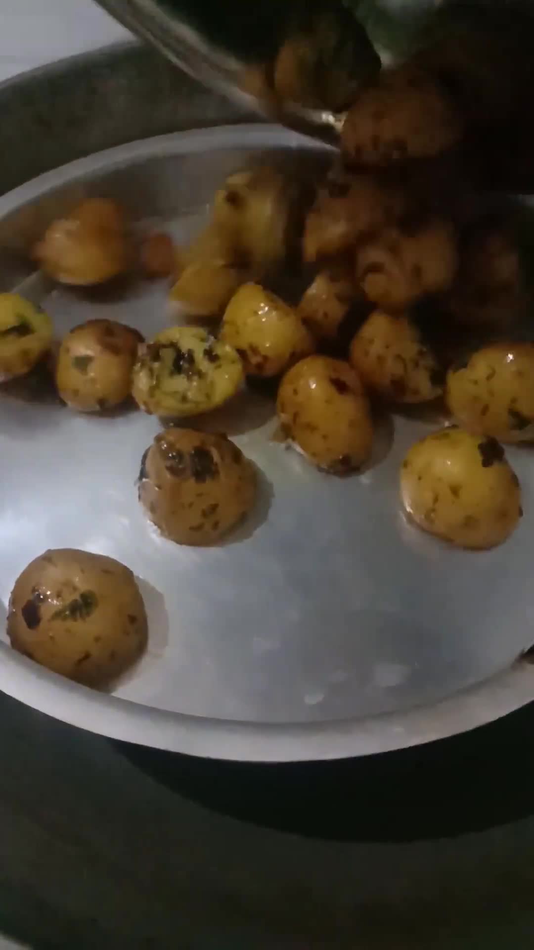 बेक्ड बेबी पोटैटो (विदाउट ओवन) रेसिपी चरण 3 फोटो