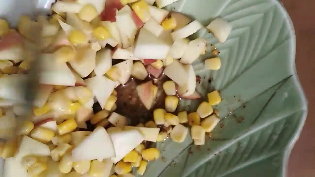 A picture of step 4 of Apple and corn salad.