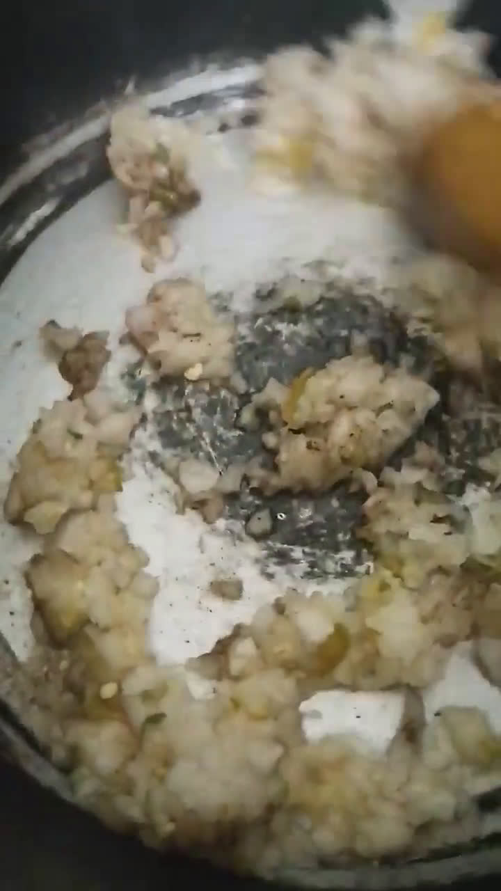 صورة لخطوة 1 من وصفة شوربة البصل بالفطر والشوفان