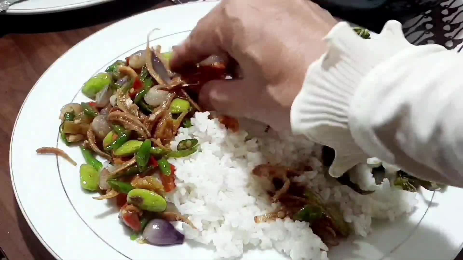 Foto langkah ke 3 dari resep Tumis Bawang Teri.