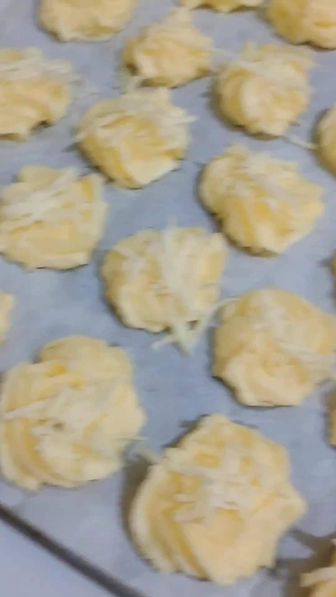 Foto langkah ke 7 dari resep Kue Sagu Keju.
