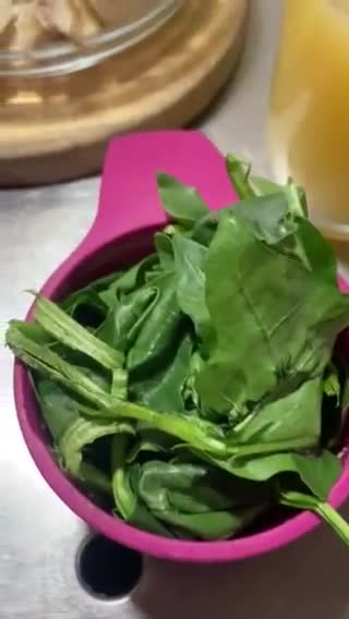 Foto del paso 1 de la receta: Jugo Verde con Espinacas y Frutas de Temporada con Avena