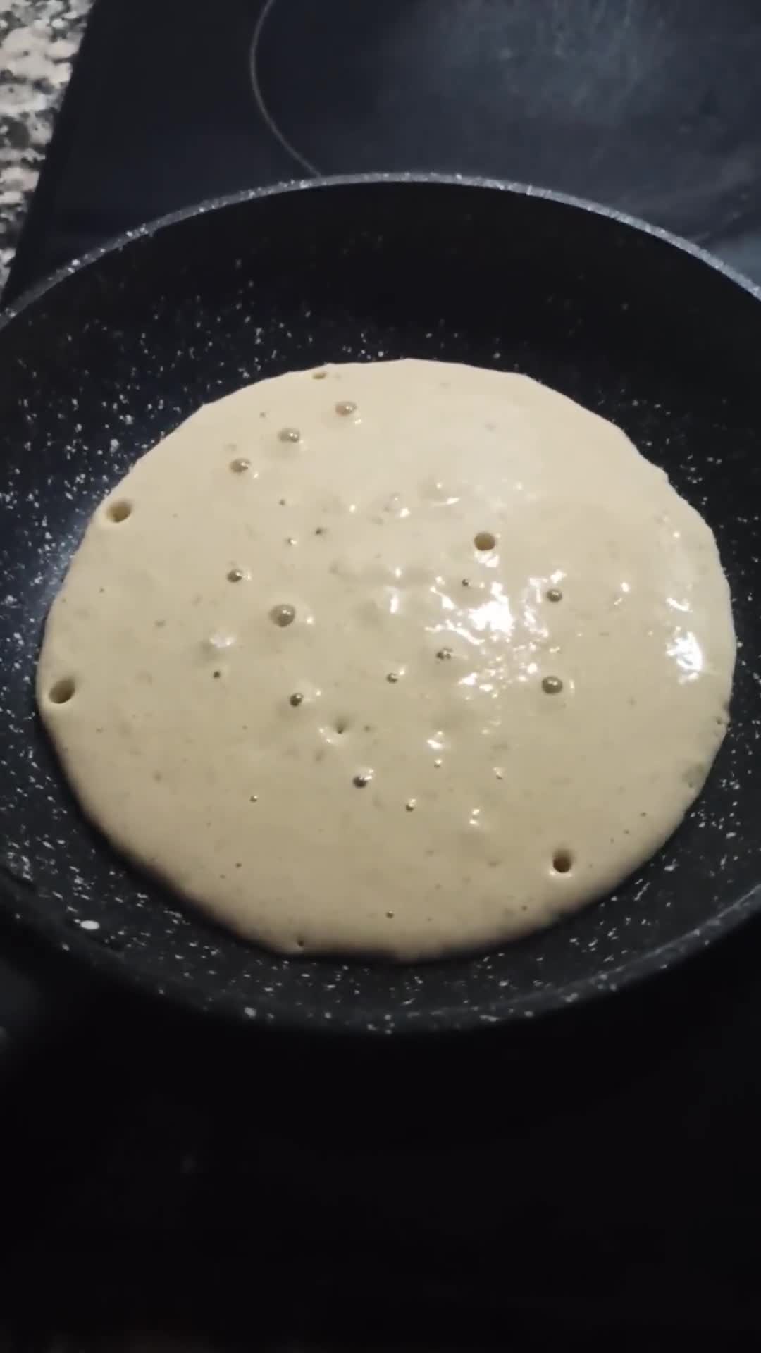 Foto del paso 2 de la receta: Tortitas de garbanzos con fresas y miel casera