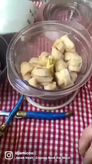 Une image de l'étape 3 de 🍨🥹Glace sans sucre 🥄banane 🍌fraise 🍓.