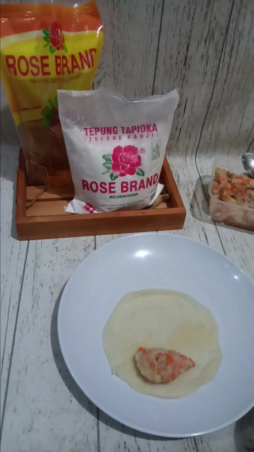 Foto langkah ke 10 dari resep Risoles rogout sayur lipat amplop dan segitiga.