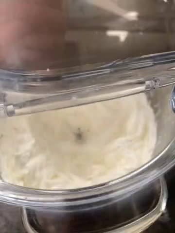 Fehér csokis mascarpone krémmel és eperrel töltött torta recept fázis 7 fotója