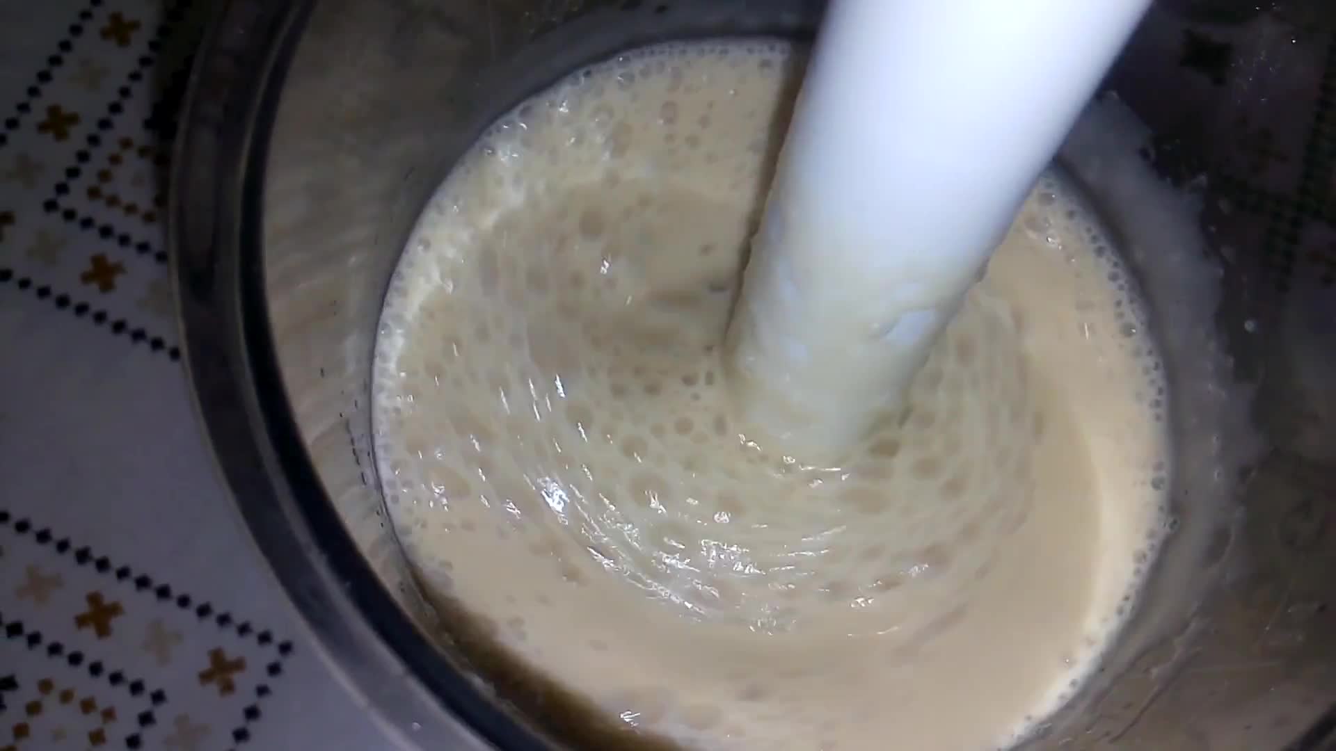 صورة لخطوة 2 من وصفة كيكات فردية بالميكسور بذوق الشكولاتة 🍫
