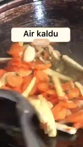 Foto langkah ke 2 dari resep Tumis wortel jagung muda.