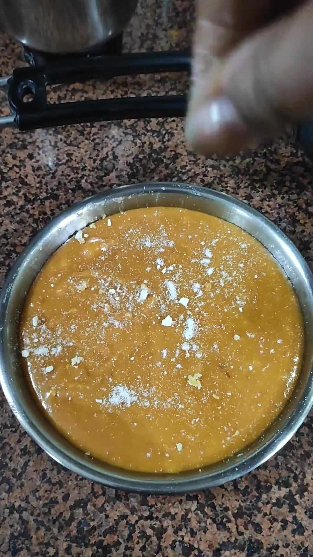 केसर मावा बर्फी(kesar mawa barfi recipe in hindi) रेसिपी चरण 2 फोटो
