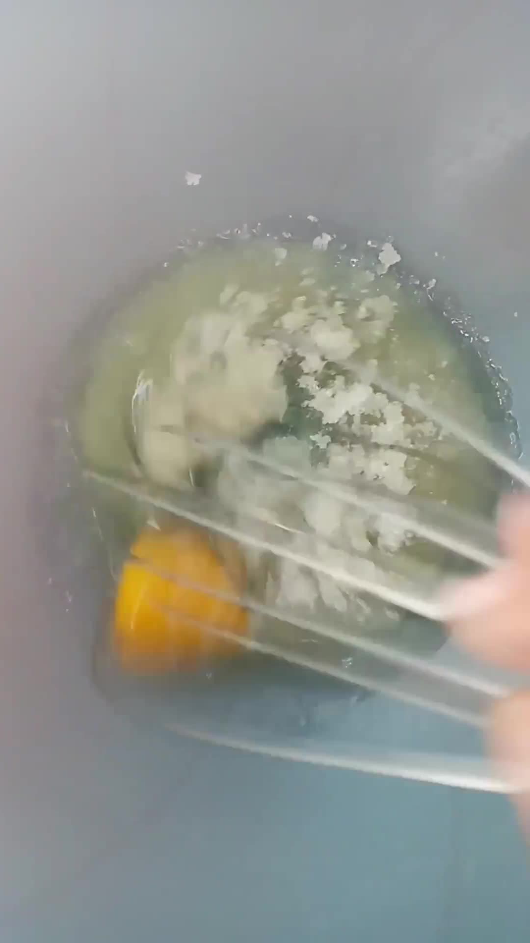 Foto langkah ke 2 dari resep Bolu Kukus Pisang Pandan 1 Telur.